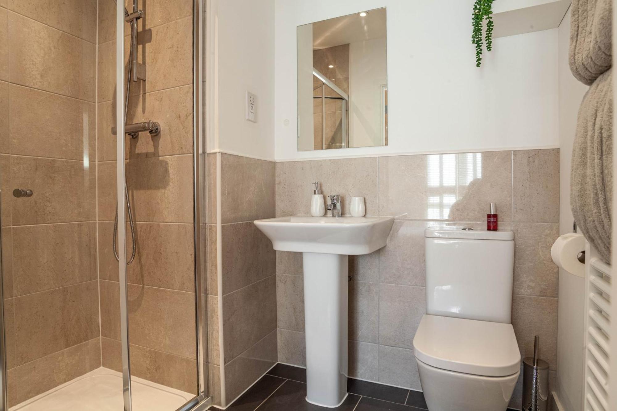 Modern 3 Bedroom House With Parking Bath Dış mekan fotoğraf